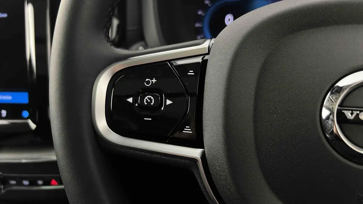 2024-volvo-xc60-20-t8-ultimate-dark-big-17