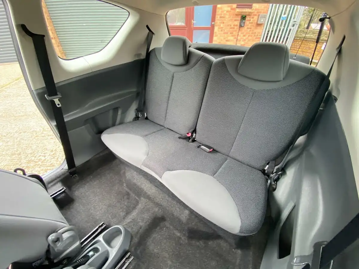 2008-peugeot-107-10-urban-3d-big-49