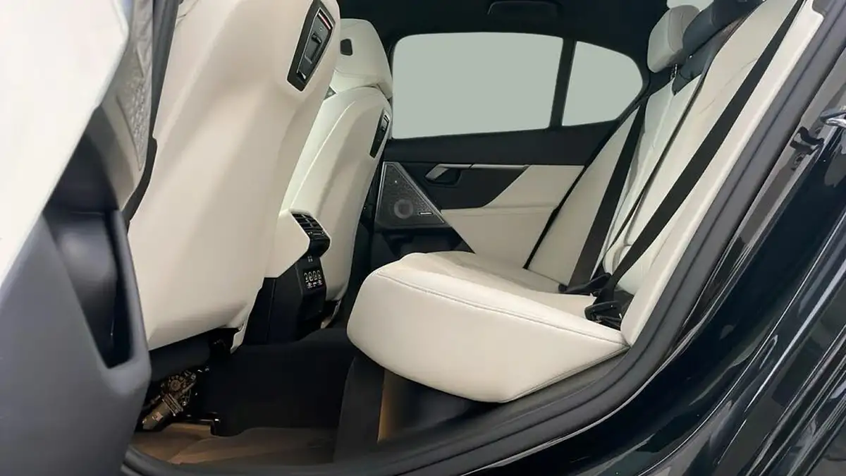 2024-bmw-5-series-e-i5-edrive40-m-sport-saloon-4d-big-21