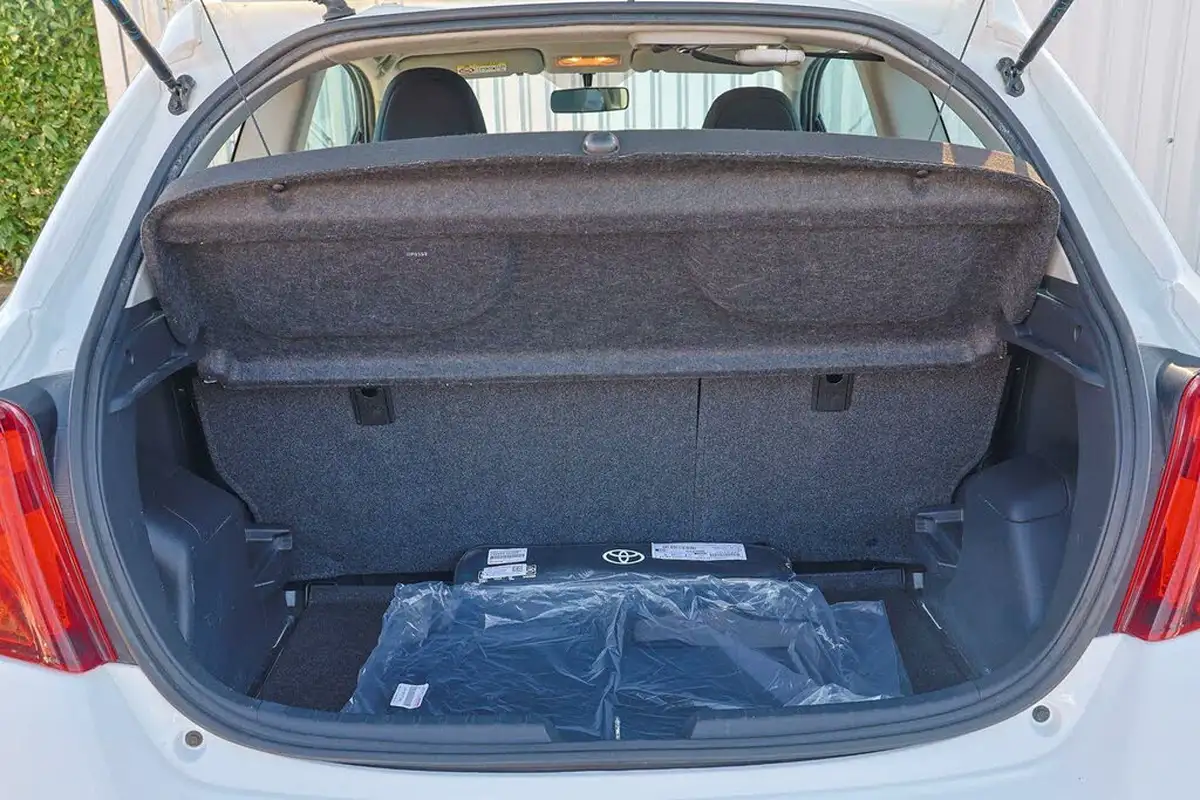 2015-toyota-yaris-133-icon-vvt-i-3d-big-13