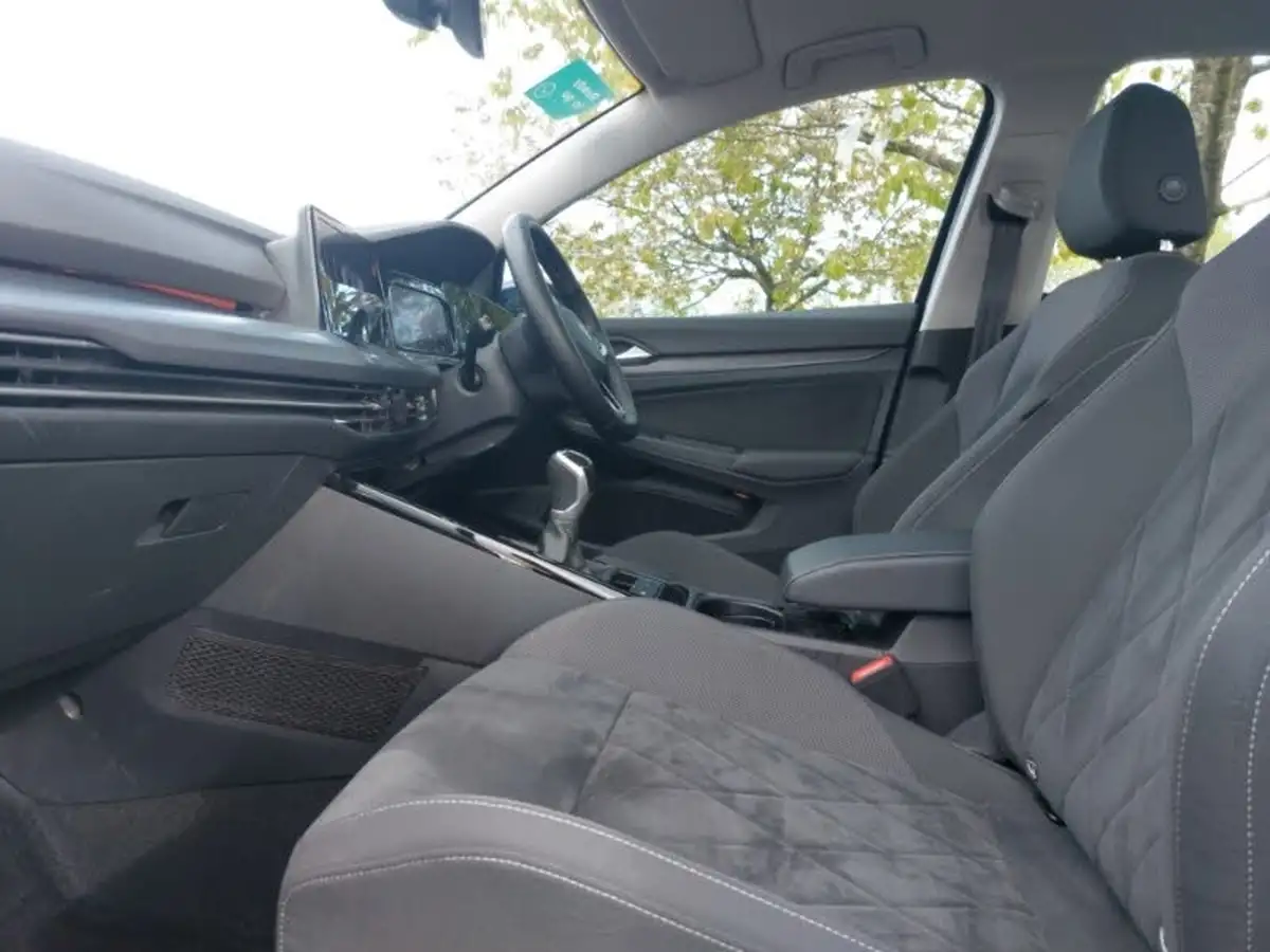 2022-volkswagen-golf-15-tsi-style-130ps-hatchback-big-4