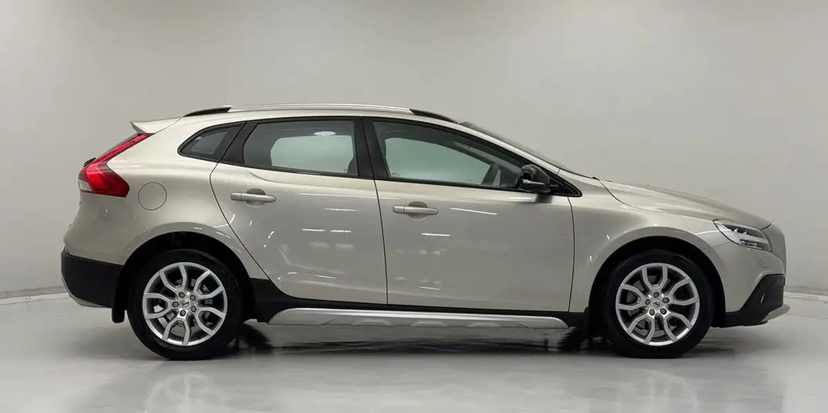 2016-volvo-v40-20-t3-cross-country-pro-big-3