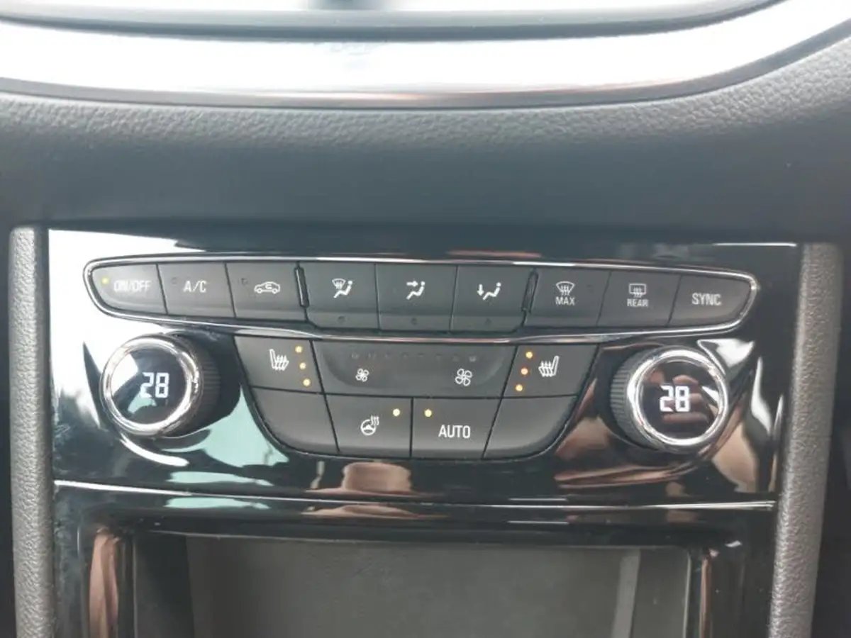2021-vauxhall-astra-12-turbo-griffin-edition-hatchback-big-13
