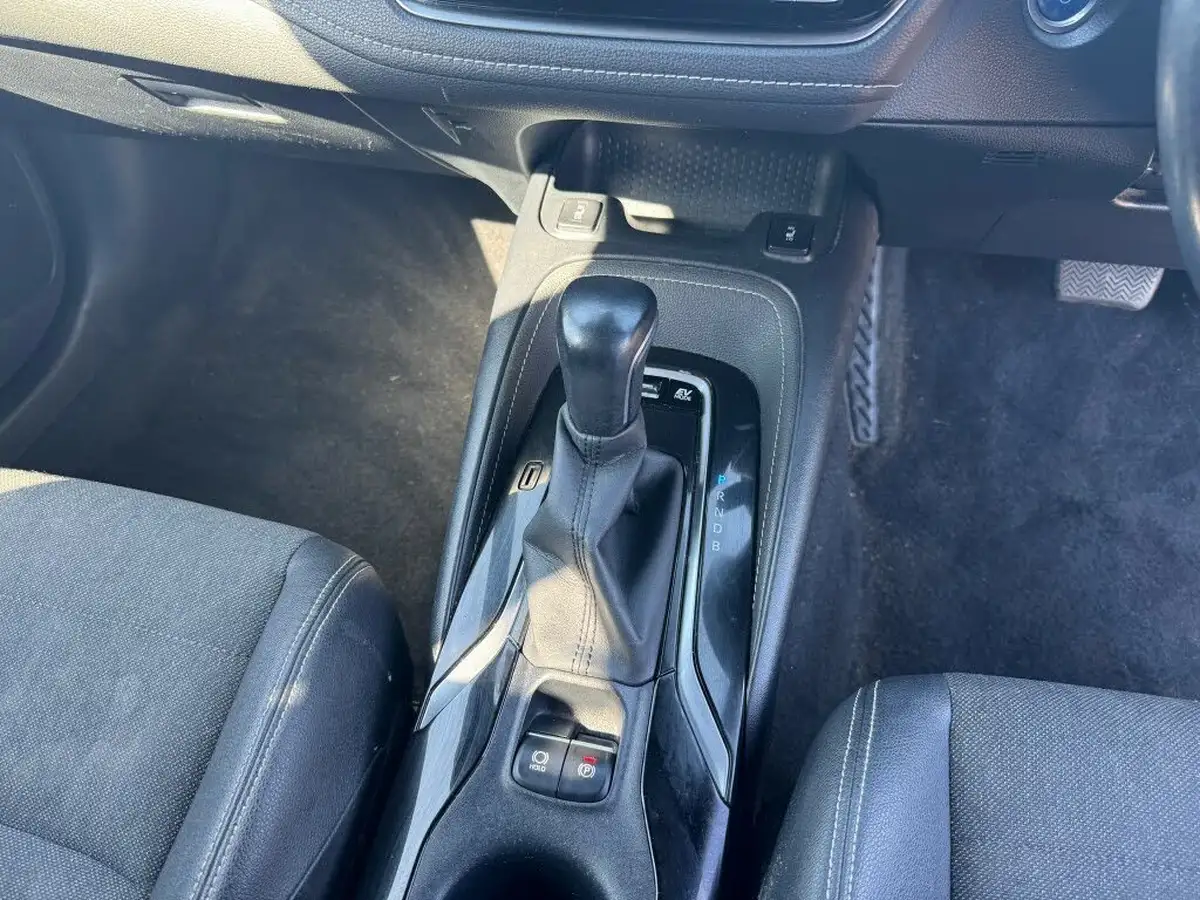 2021-toyota-corolla-18-vvt-i-design-trk-touring-sports-5d-big-11