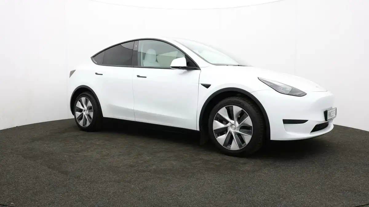 2023-tesla-model-y-e-rwd-big-39