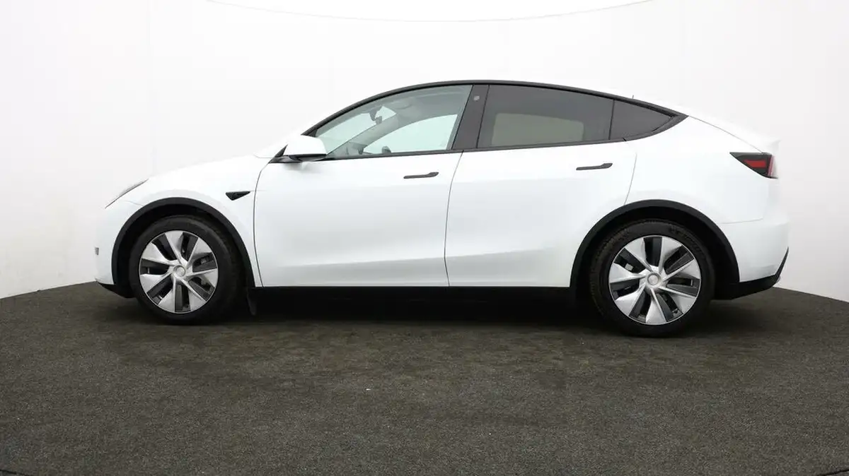 2023-tesla-model-y-e-rwd-big-63