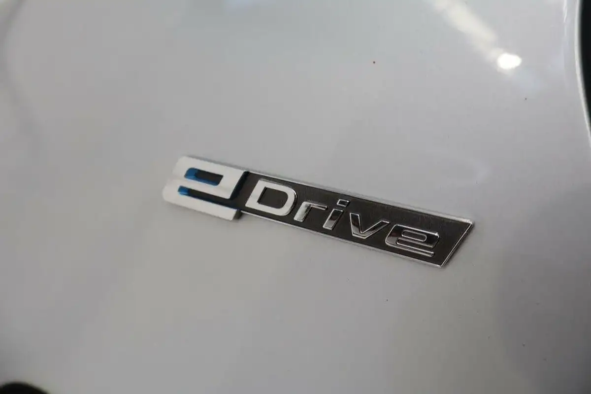 2016-bmw-3-series-20-330e-m-sport-268bhp-big-4