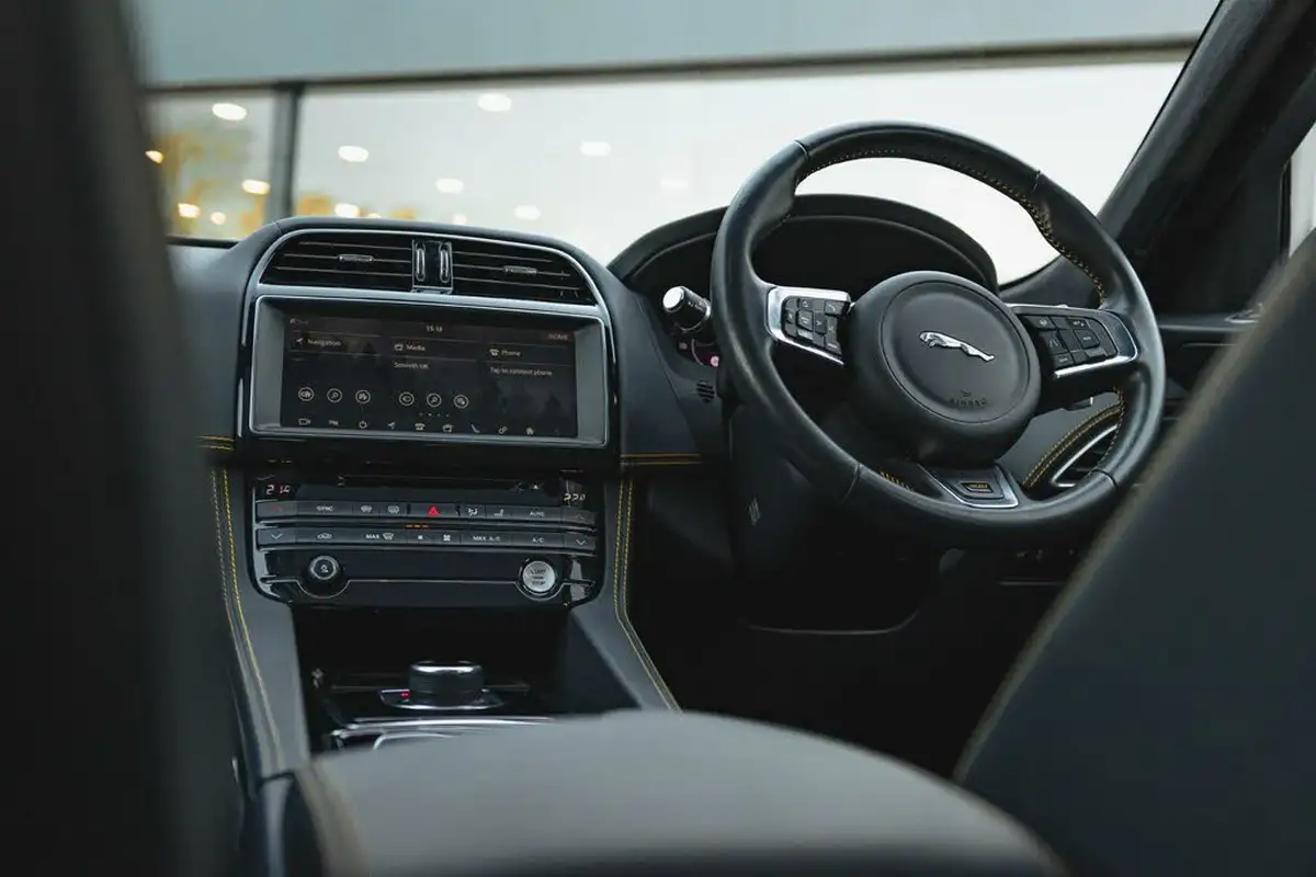 2020-jaguar-f-pace-30td-300-sport-big-35