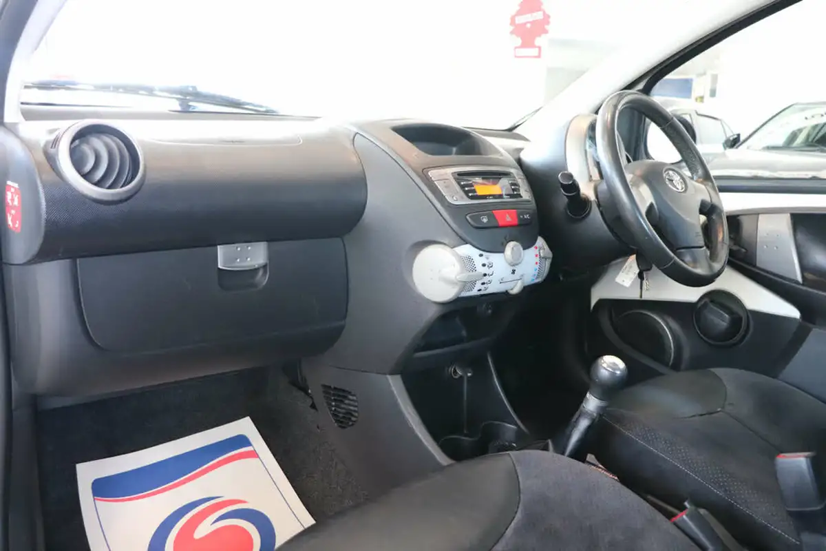 2013-toyota-aygo-10-aygo-ice-5d-big-31