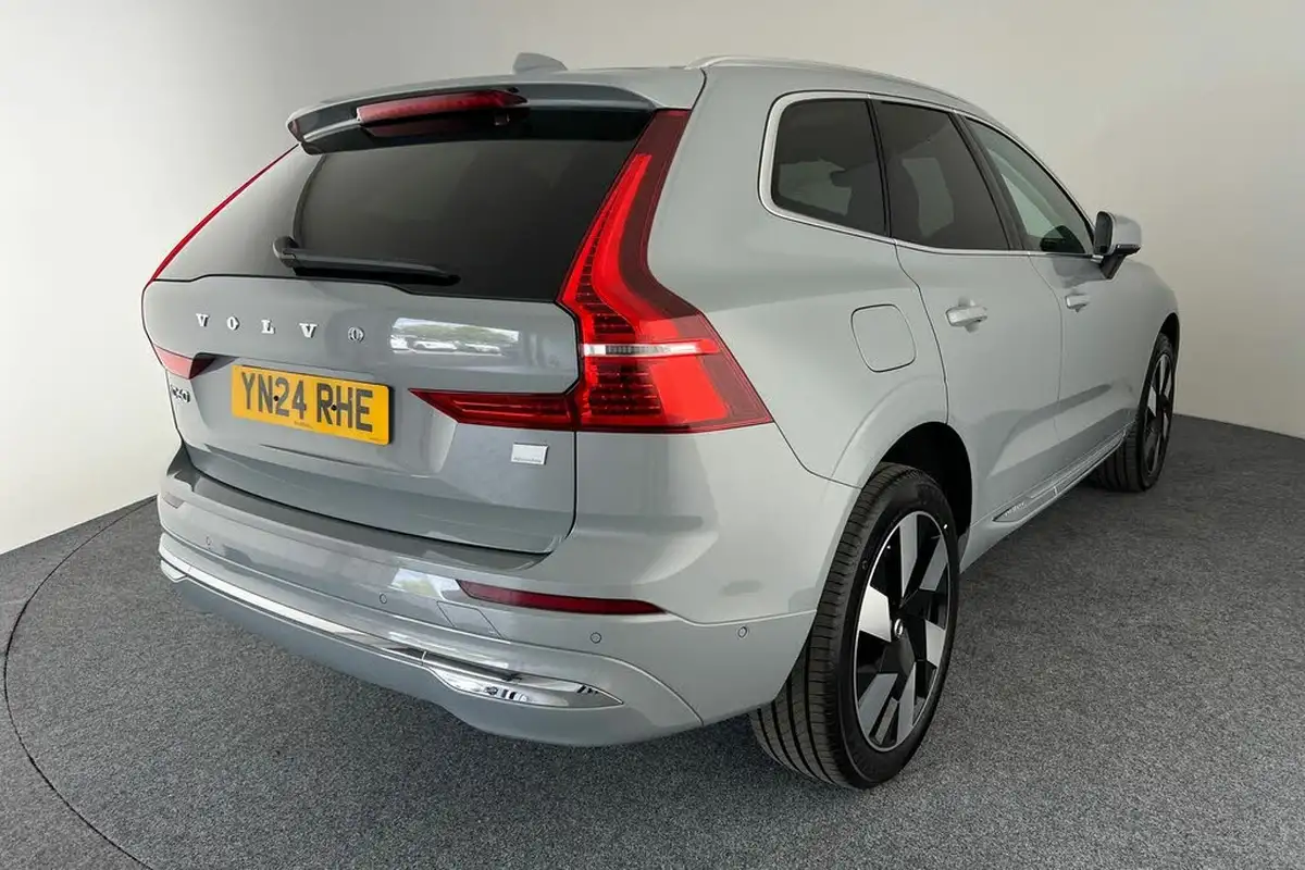 2024-volvo-xc60-20-t8-ultimate-dark-big-21