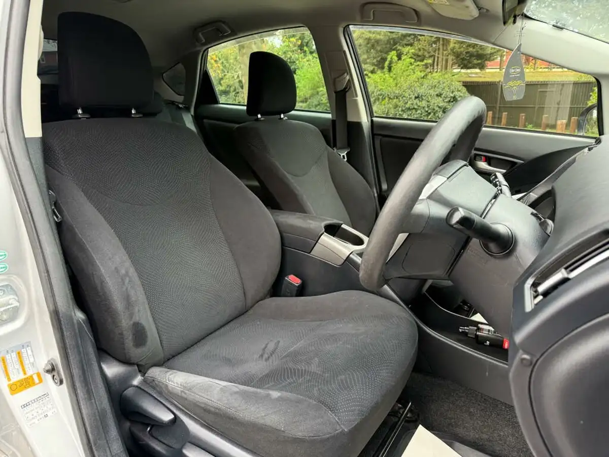 2014-toyota-prius-big-18