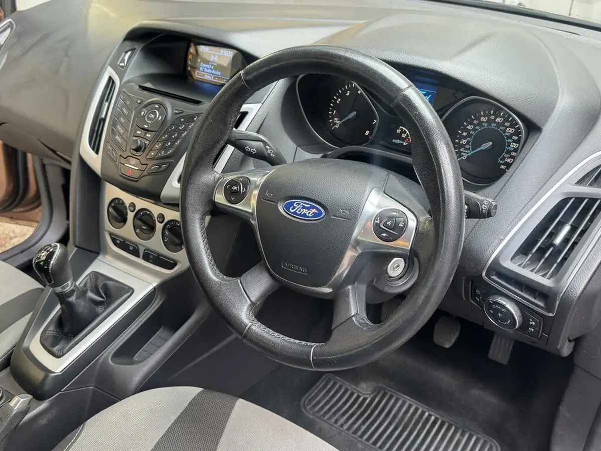 2013-ford-focus-10-zetec-100ps-hatchback-big-30