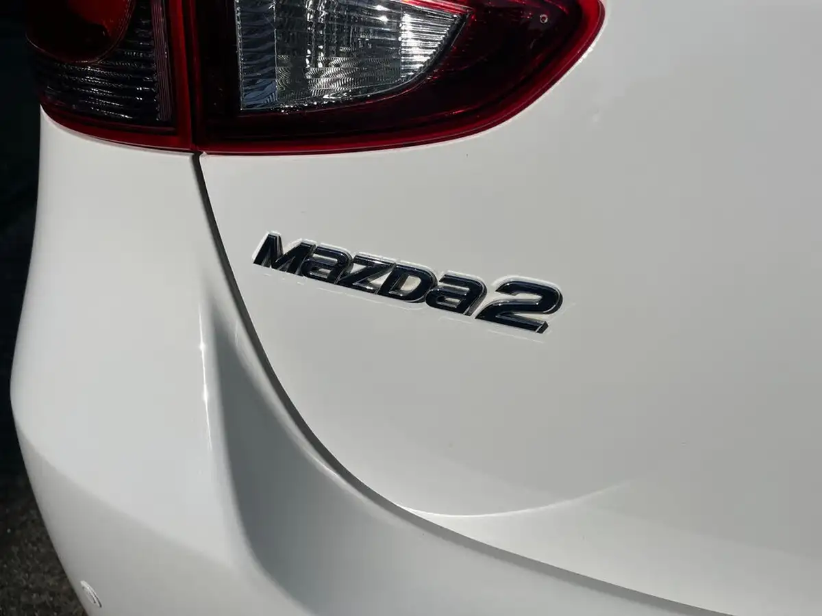 2015-mazda-mazda2-15-sport-nav-90ps-big-16