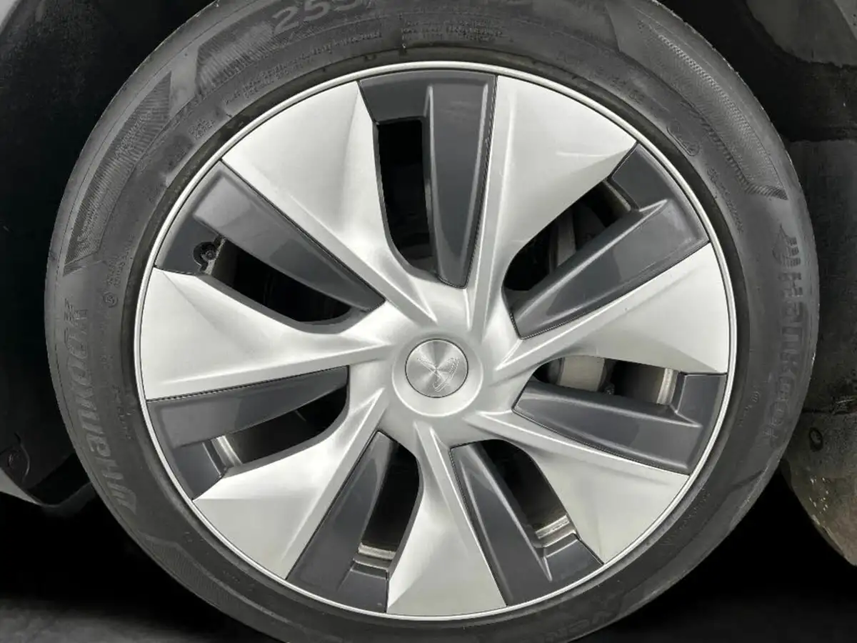 2022-tesla-model-y-e-long-range-big-12