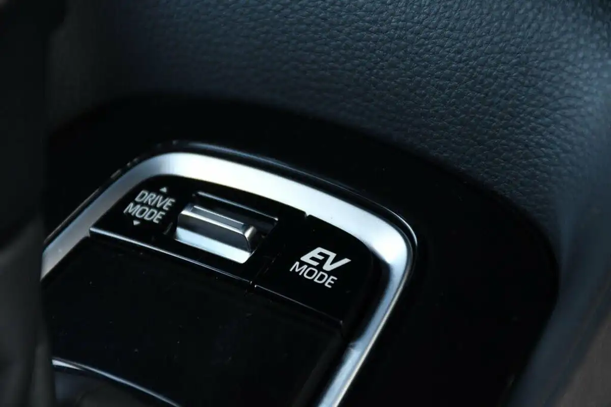 2022-toyota-corolla-18-vvt-i-icon-tech-trk-hatchback-5d-big-25