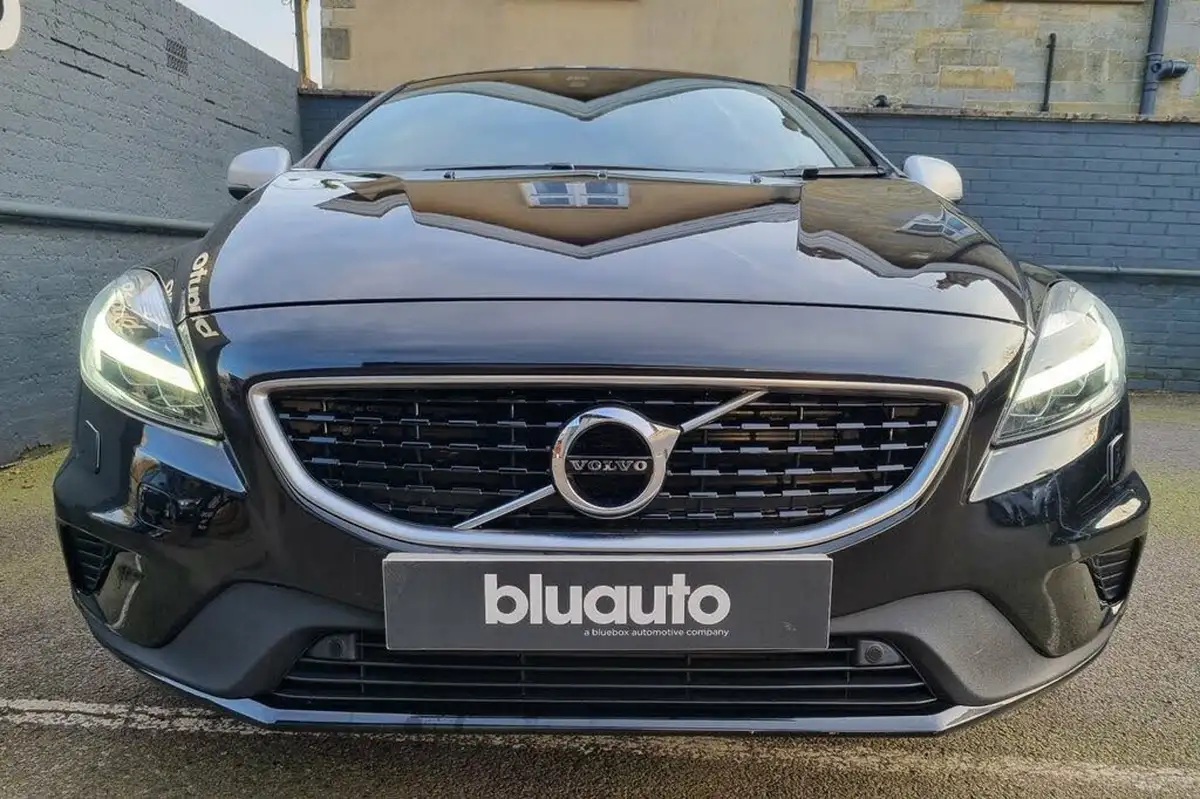 2018-volvo-v40-15-t2-r-design-pro-big-3