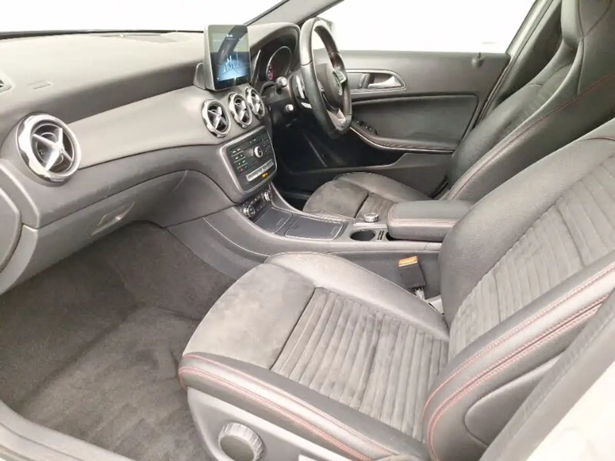 2018-mercedes-benz-gla-class-21d-gla-200d-amg-line-134bhp-ss-4matic-7g-dct-big-4