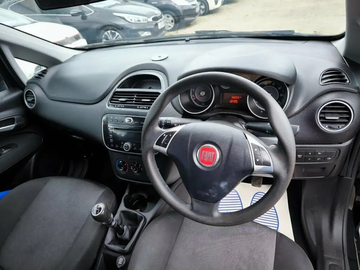 2013-fiat-punto-12-pop-ss-3d-big-11