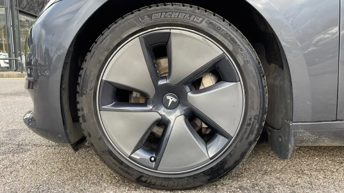 2021-tesla-model-3-e-long-range-4x4-big-16