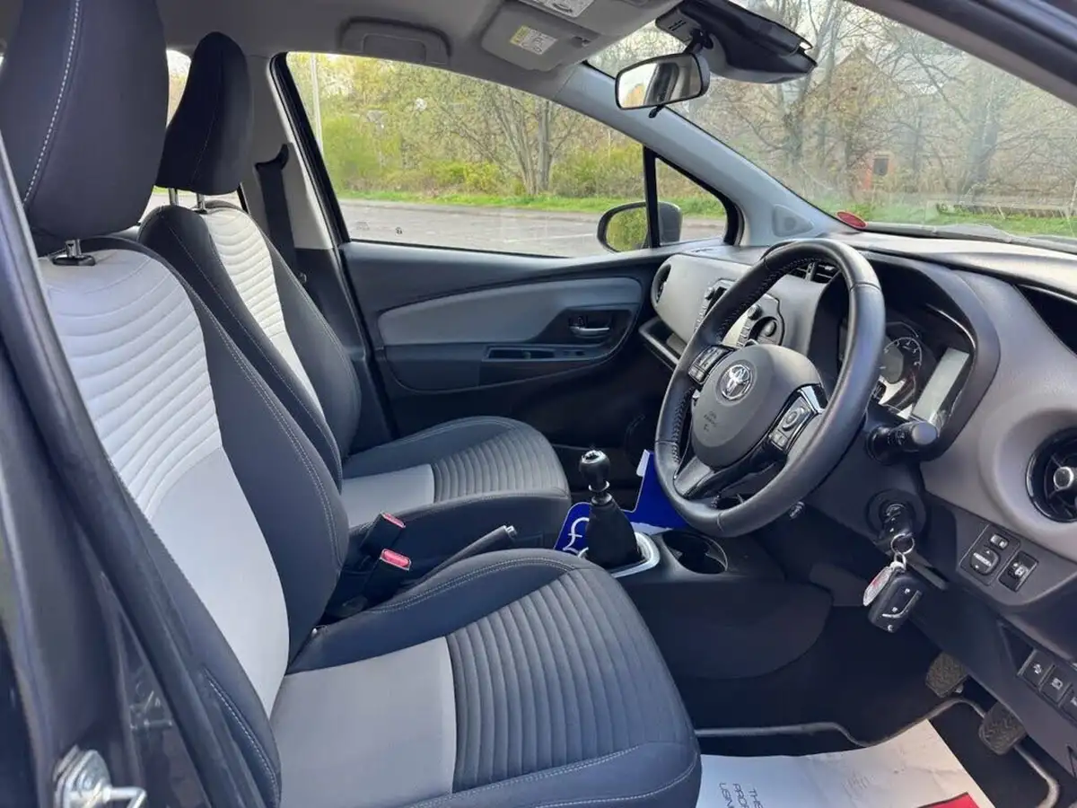 2017-toyota-yaris-15-vvt-i-icon-navi-big-19