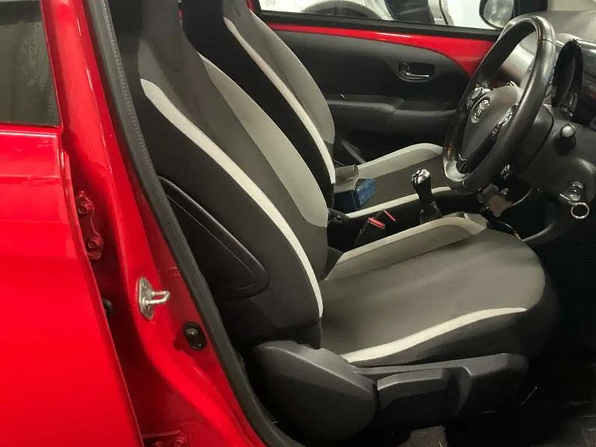 2016-toyota-aygo-10-vvt-i-x-play-68bhp-5d-big-7