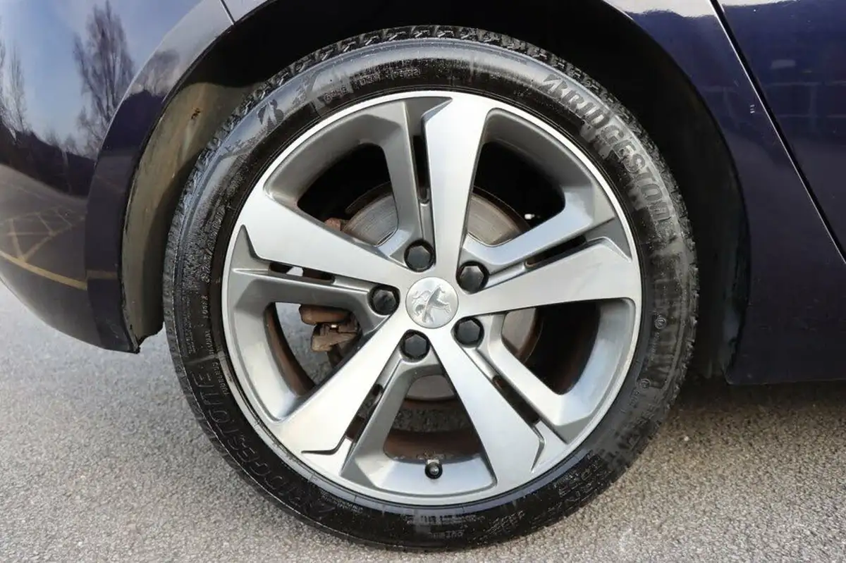 2017-peugeot-308-12-puretech-allure-110bhp-big-19