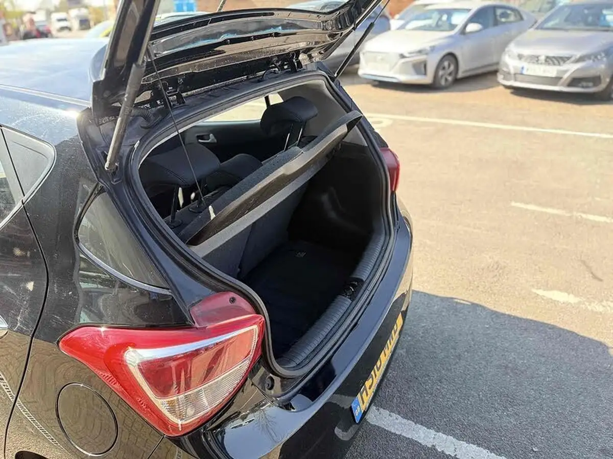 2016-hyundai-i10-12-premium-se-big-23
