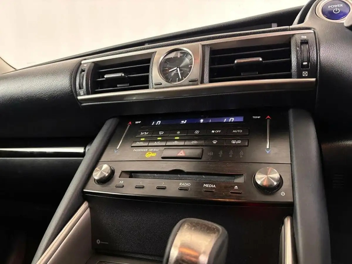 2017-lexus-is-300h-25-sport-big-37