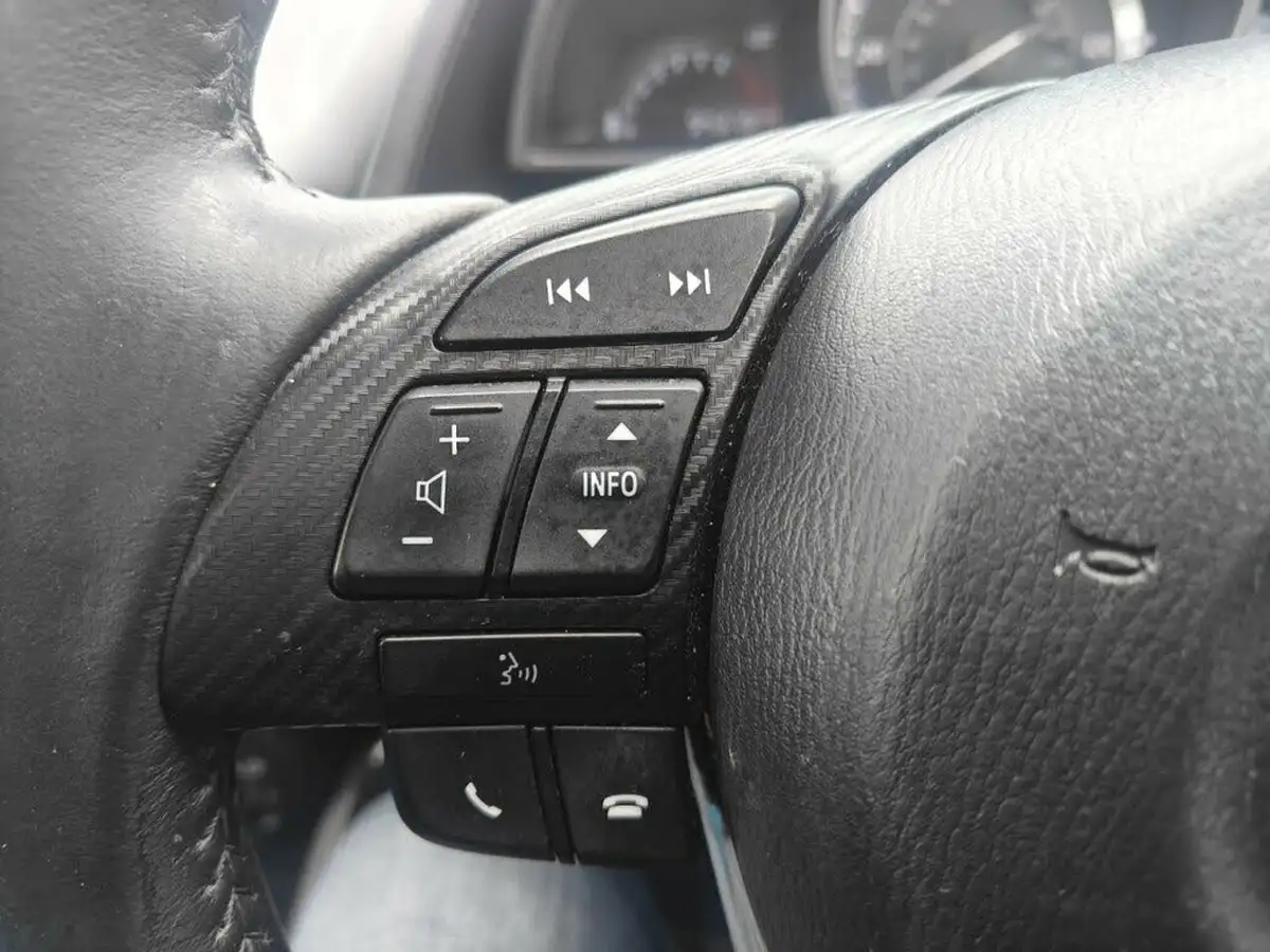 2015-mazda-mazda2-15-sport-black-big-57