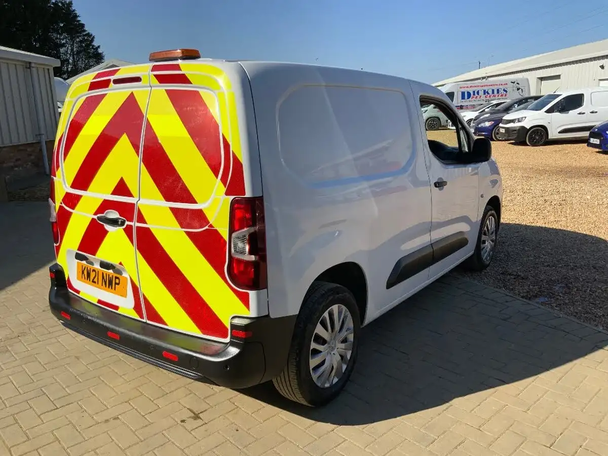 2021-peugeot-partner-15-bluehdi-1000-professional-100ps-eu6dt-panel-big-3