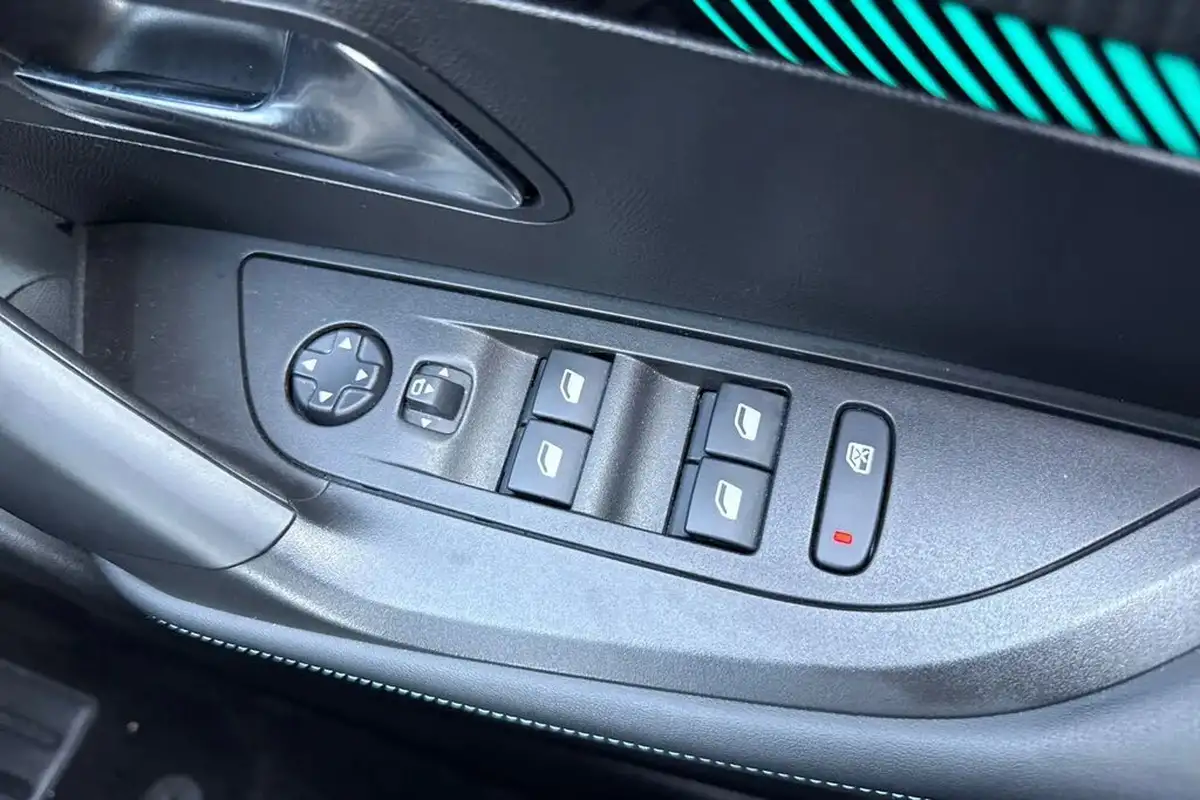 2021-peugeot-2008-suv-e-allure-big-41