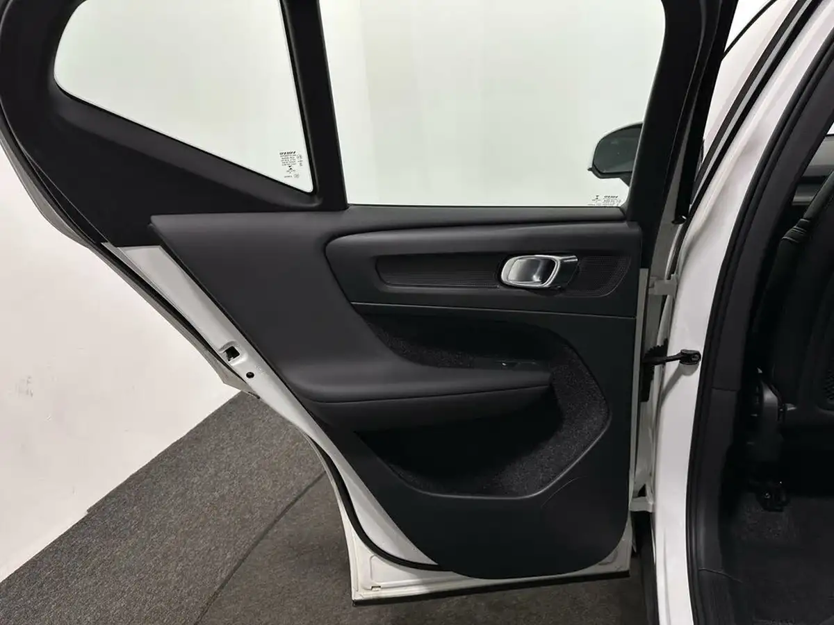 2020-volvo-xc40-20td-d3-momentum-geartronic-big-35