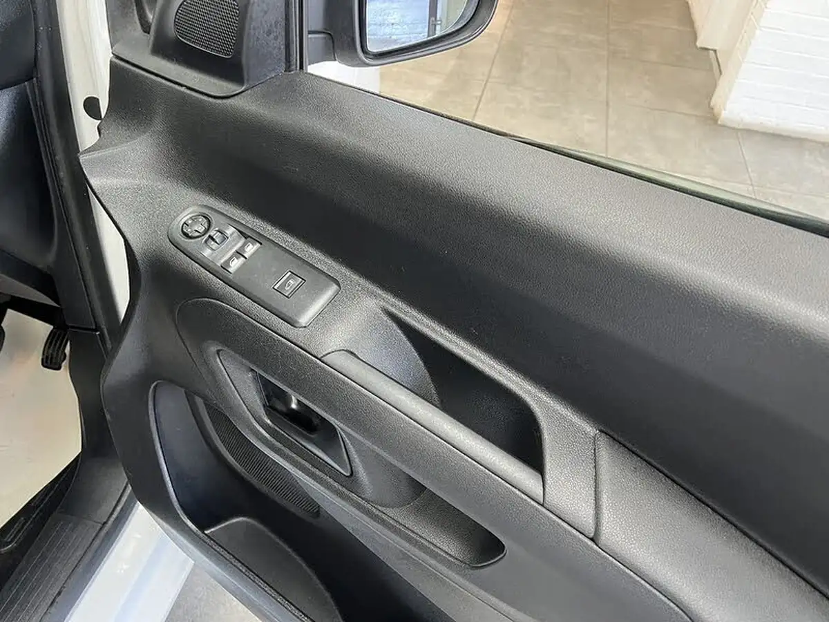 2021-toyota-proace-city-15d-active-100hpeu6dt-e-big-12