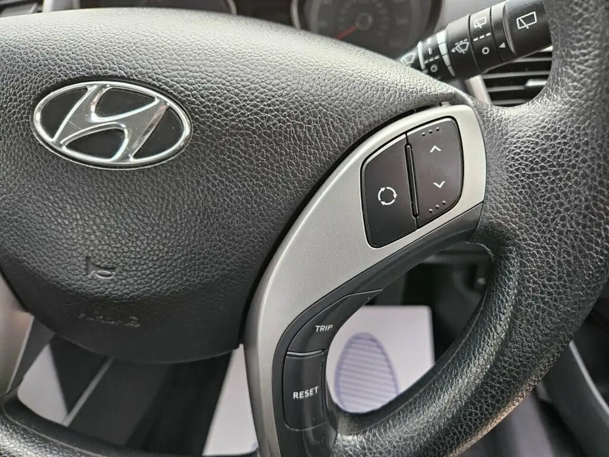 2015-hyundai-i30-16crdi-s-hatchback-big-24