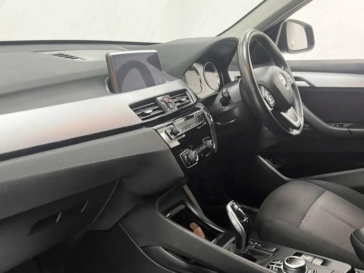 2021-bmw-x1-15-sdrive18i-se-dct-big-14