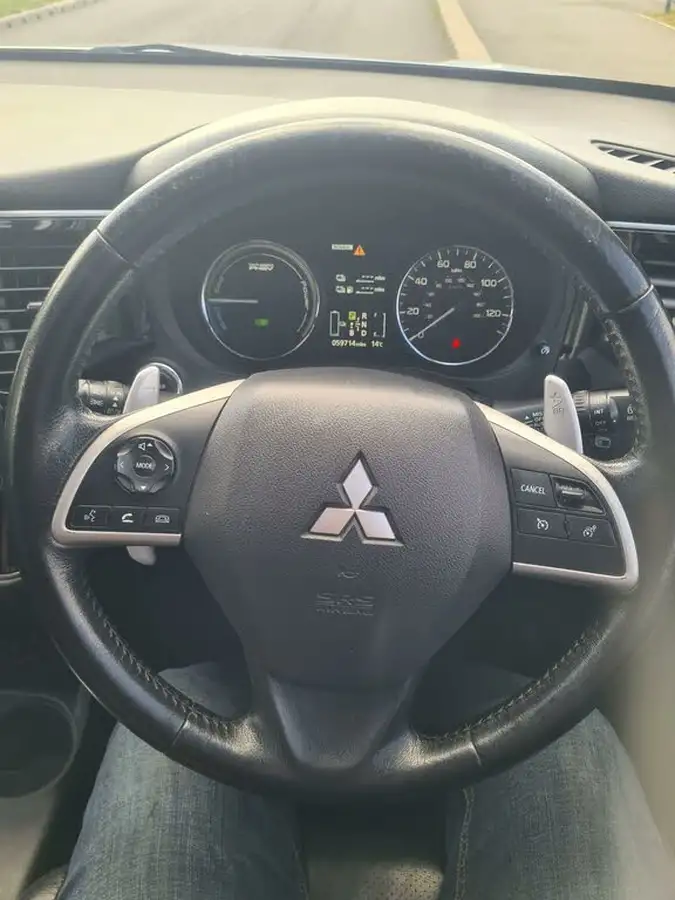 2015-mitsubishi-outlander-20-gx4h-phev-big-23
