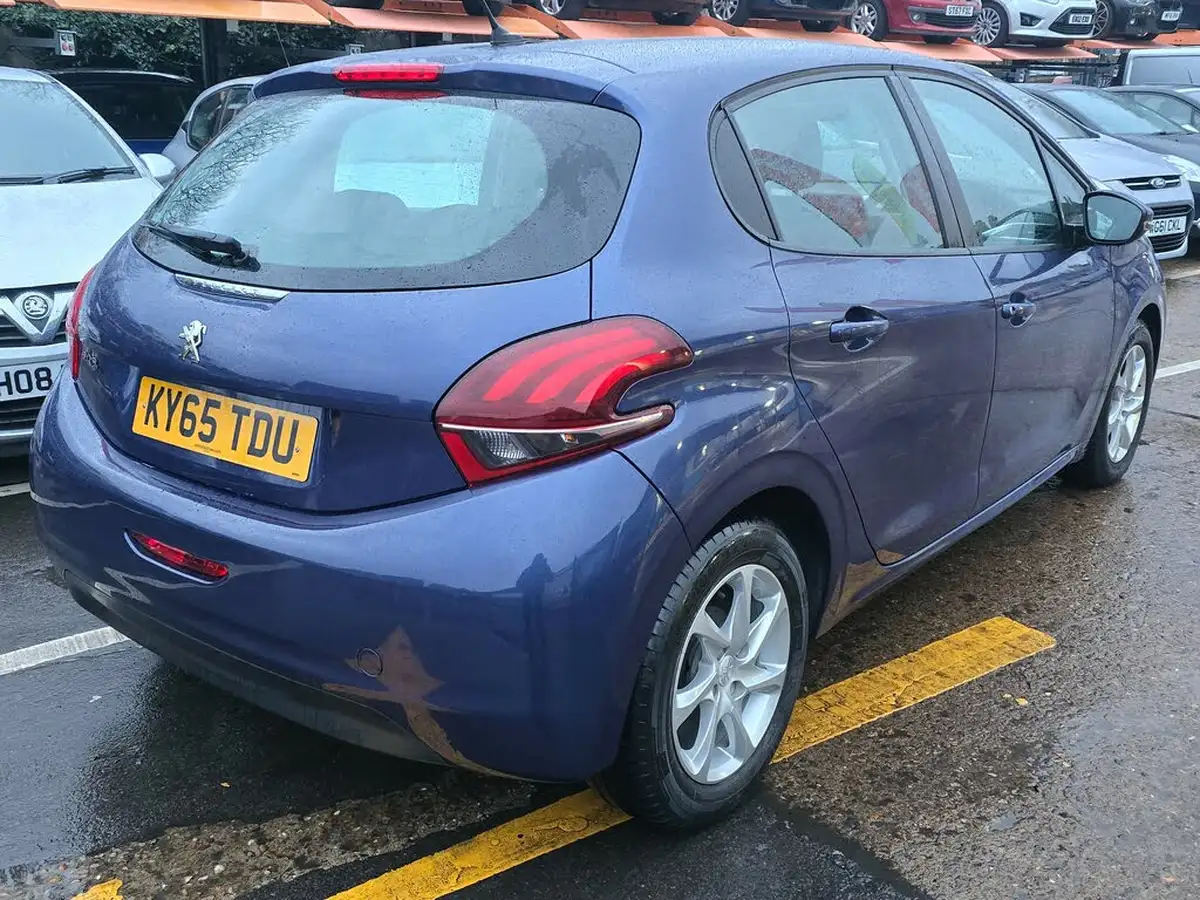 2015-peugeot-208-12-puretech-active-5d-big-7