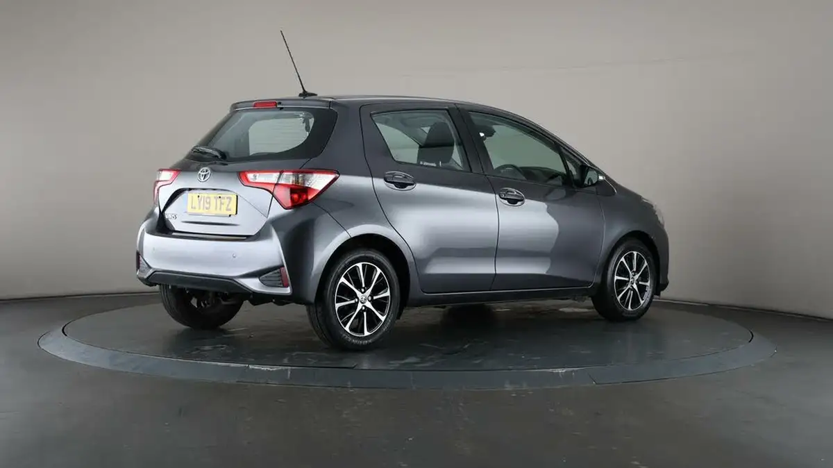 2019-toyota-yaris-15-vvt-i-icon-tech-111bhp-1496cc-big-7