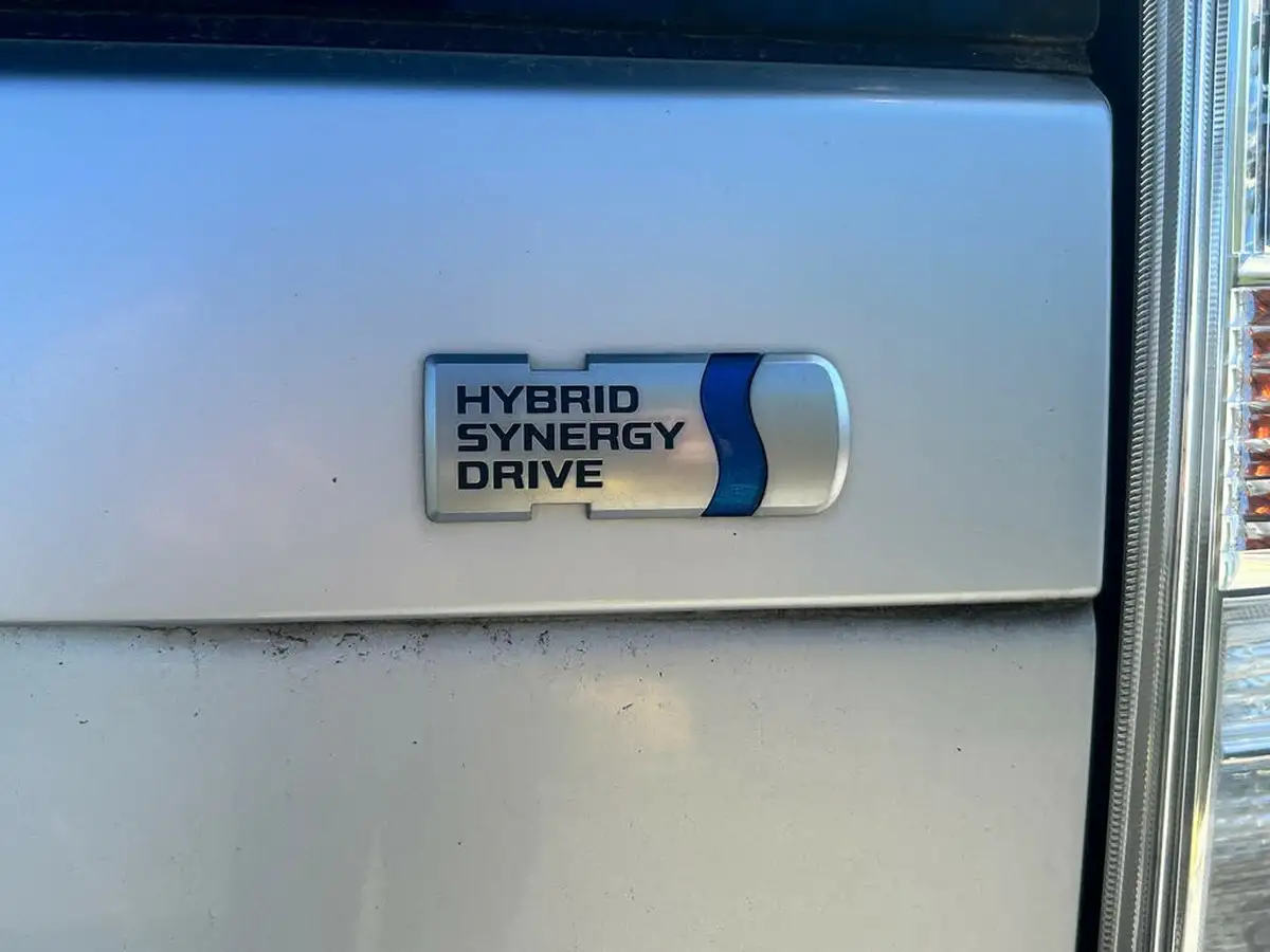 2011-toyota-prius-big-11