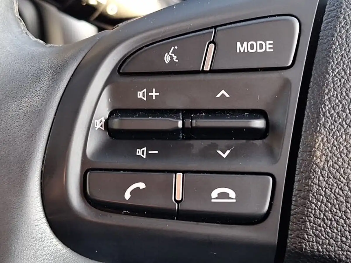 2022-hyundai-i10-12-premium-auto-big-11