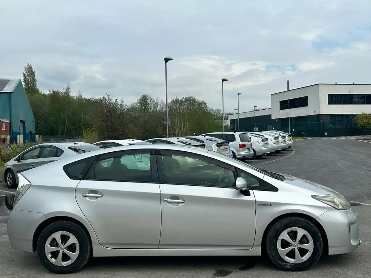 2012-toyota-prius-big-6