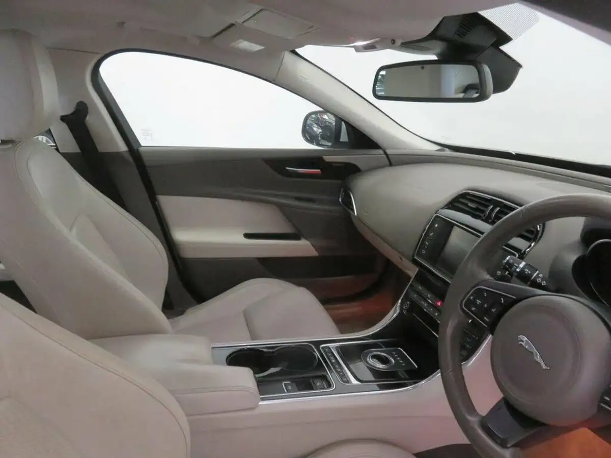 2015-jaguar-xe-20td-portfolio-163ps-auto-big-22