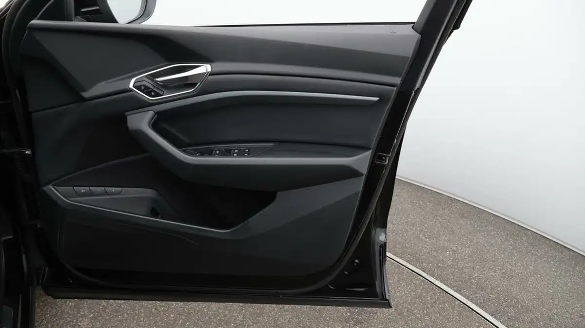 2021-audi-e-tron-55e-technik-sportback-big-15