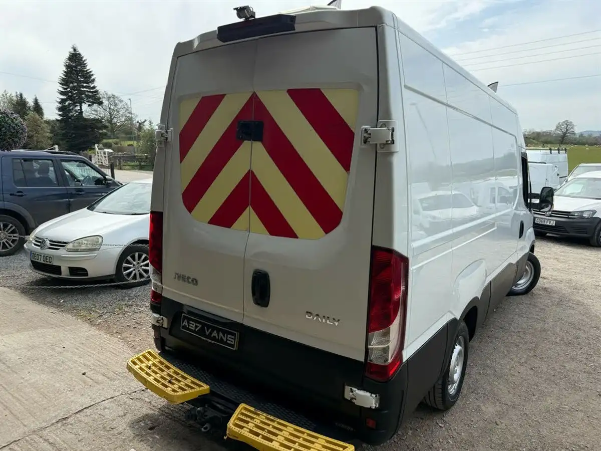 2016-iveco-daily-s-class-23td-35s13v-3000-h1-plus-panel-big-7