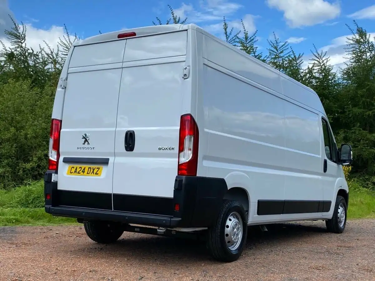2024-peugeot-boxer-22-bluehdi-professional-premium-335-l3h2-panel-big-3