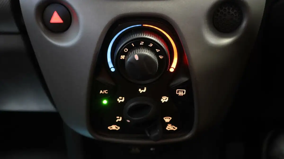 2021-peugeot-108-10-active-5d-big-11