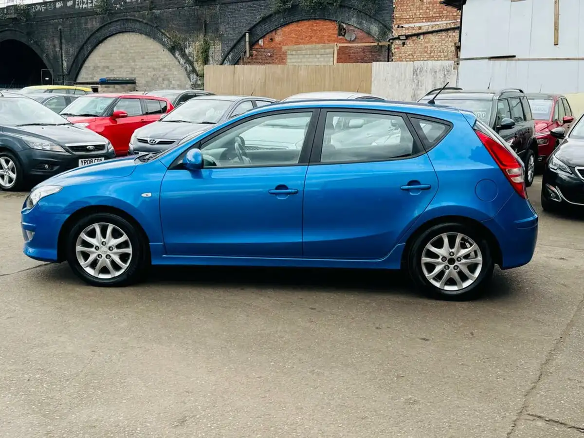 2011-hyundai-i30-16td-comfort-115ps-hatchback-auto-big-7