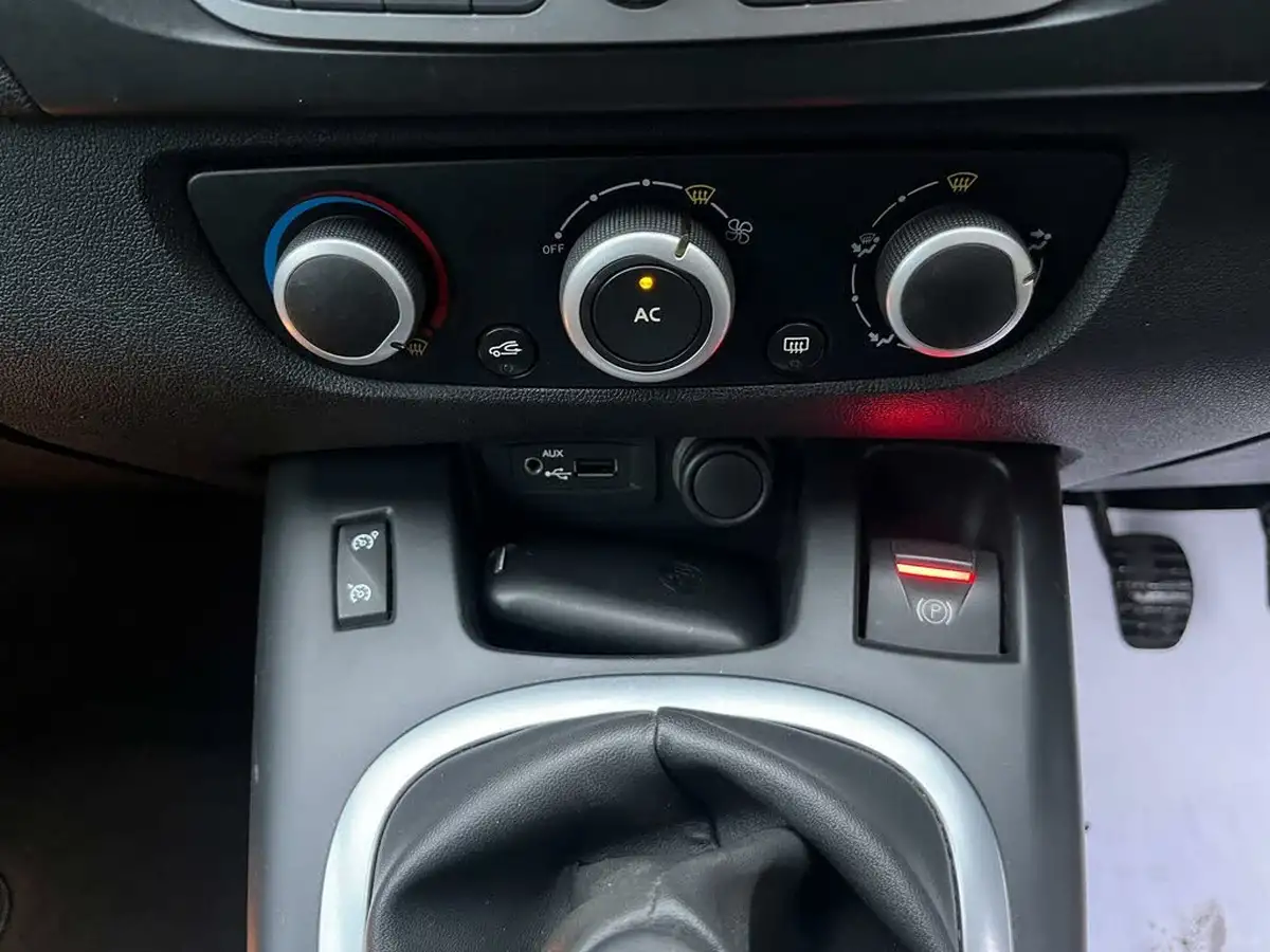 2011-renault-scenic-16-dynamique-tom-tom-big-37