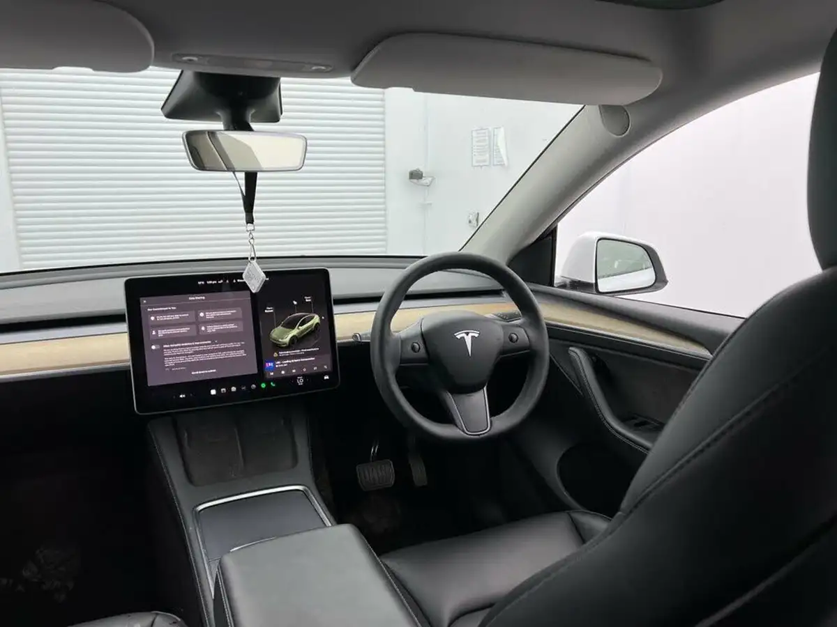 2022-tesla-model-y-e-long-range-big-7