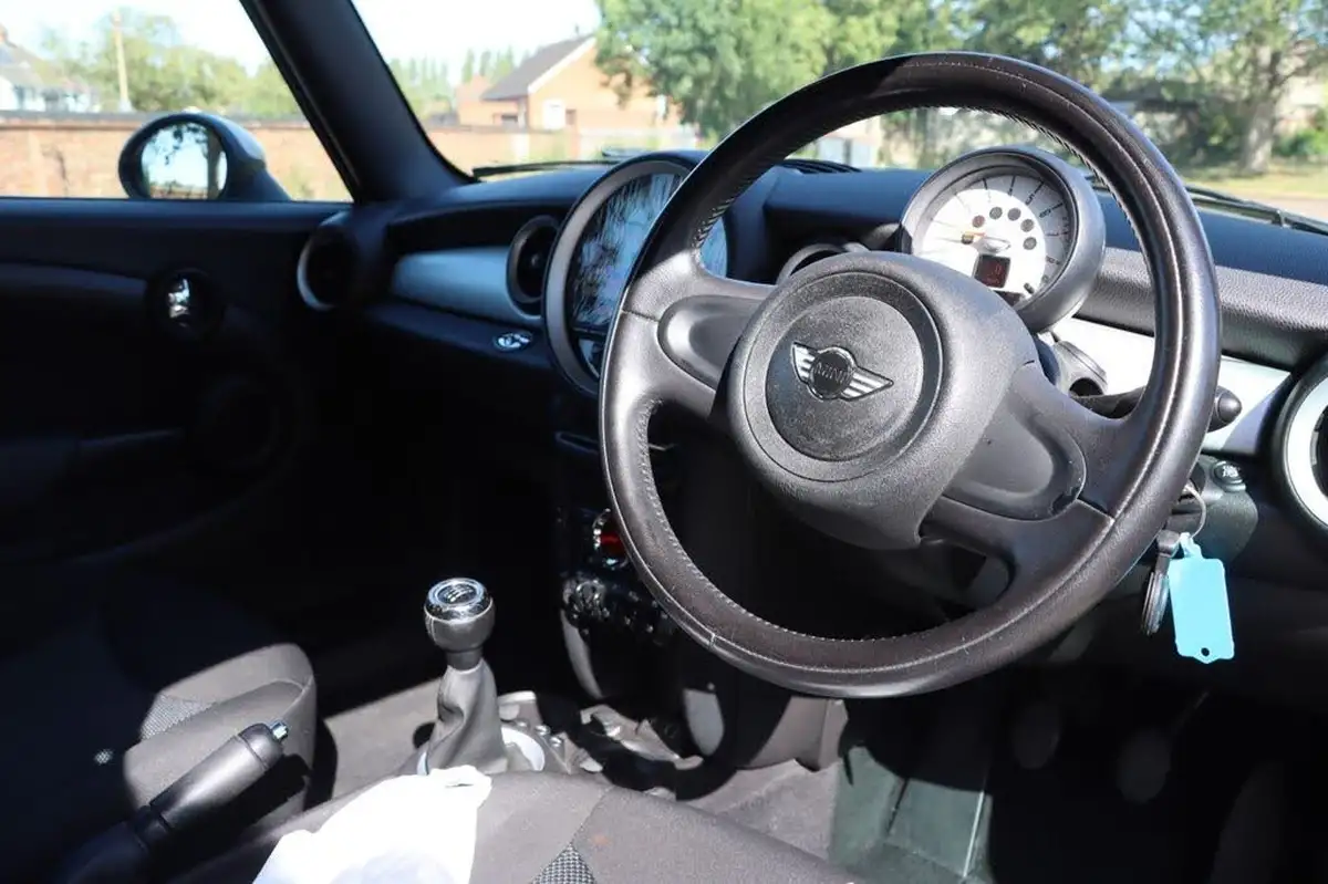 2013-mini-cooper-16-cooper-122bhp-convertible-2d-big-14